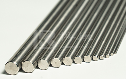 Cad iad na hiarratais shonracha atá ag Titanium Bar i réimse na bhfeistí leighis?