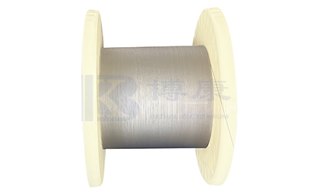 Cad iad na cásanna iarratais de Titanium Wire a mbaineann caighdeáin ASTM F67 agus ASTM F136 leo?
